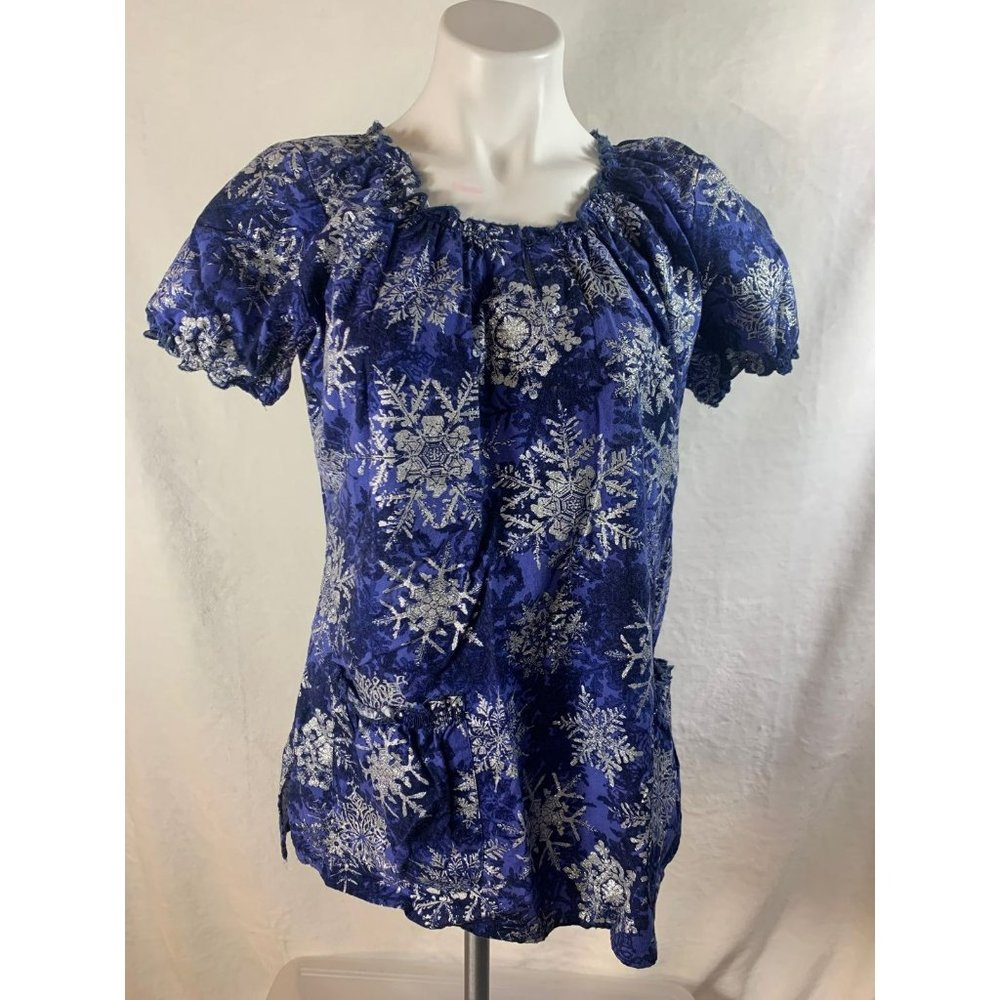Snowflake MEDIUM/LARGE scrub top